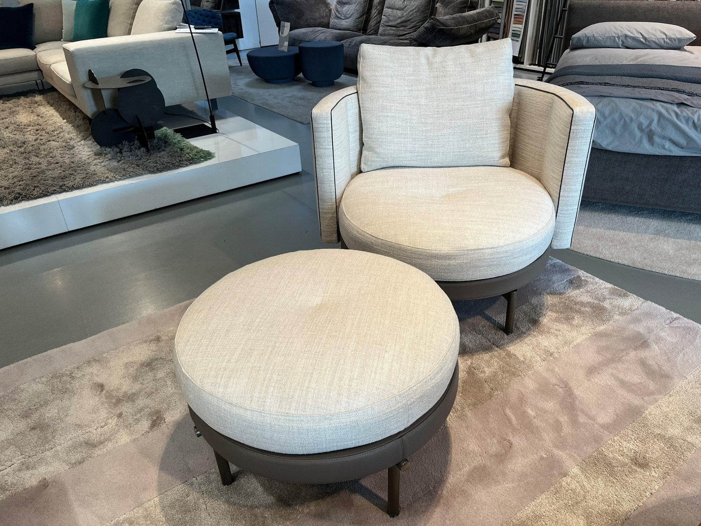 Minotti - Torii Sessel und Hocker - sarto Tailored Interiors Group