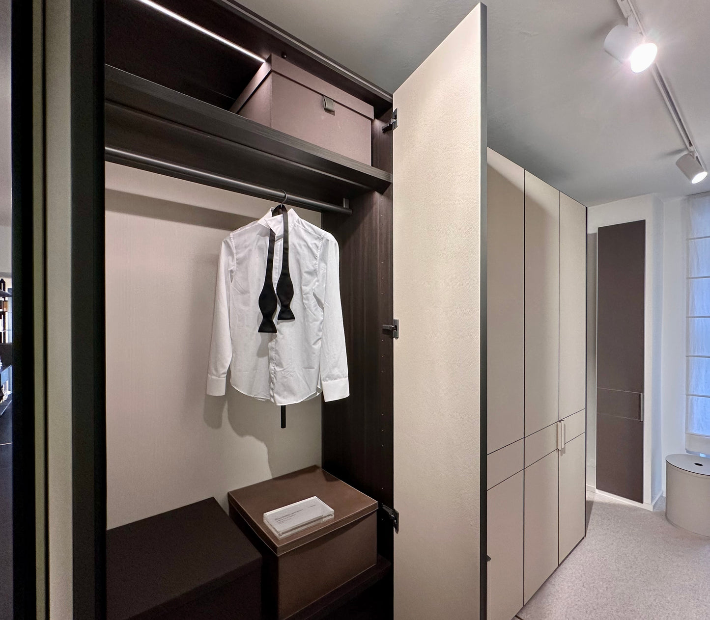 Poliform SENZAFINE COVER Wardrobe with hinged doors