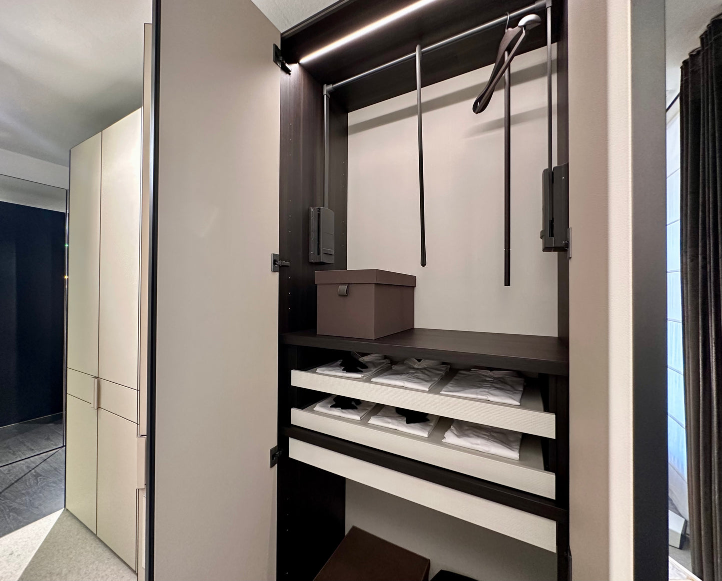 Poliform SENZAFINE COVER Wardrobe with hinged doors