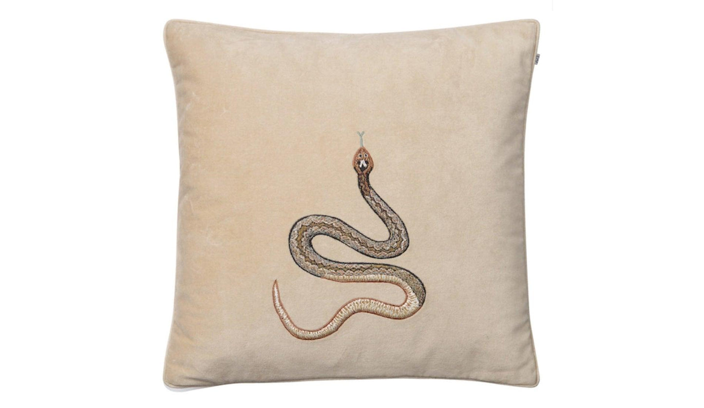 Chhatwal & Jonsson - Chhatwal & Jonsson Cobra Samtkissen 50 x 50 cm | Beige - Zierkissen - Sarto Group
