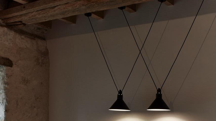 DCW éditions Paris - DCW Lampe Gras N°323 Les Acrobates Conic Schwarz - Hängeleuchten - Sarto Group