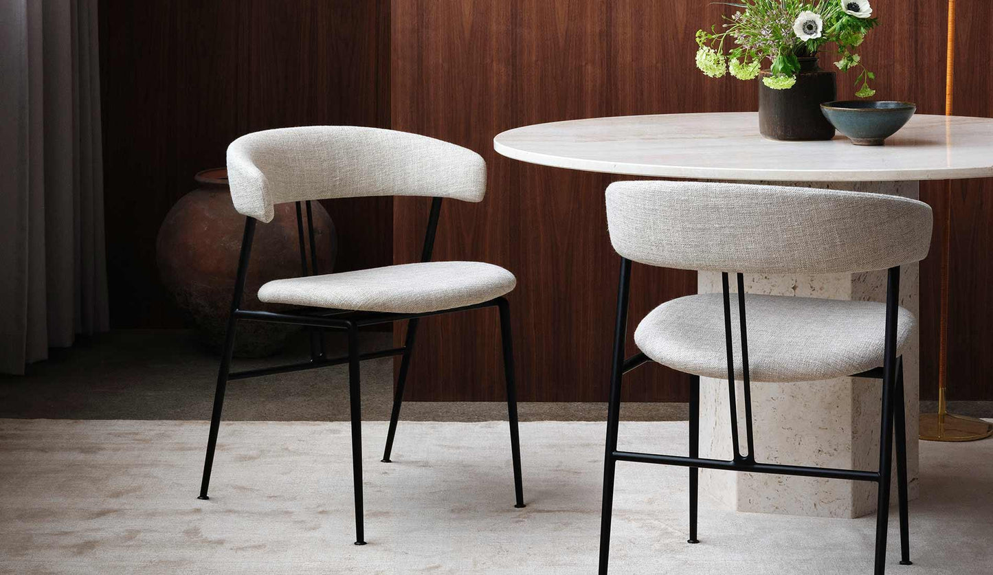 GUBI - GUBI Violin Dining Stuhl | Vollgepolstert - Stühle - Sarto Group