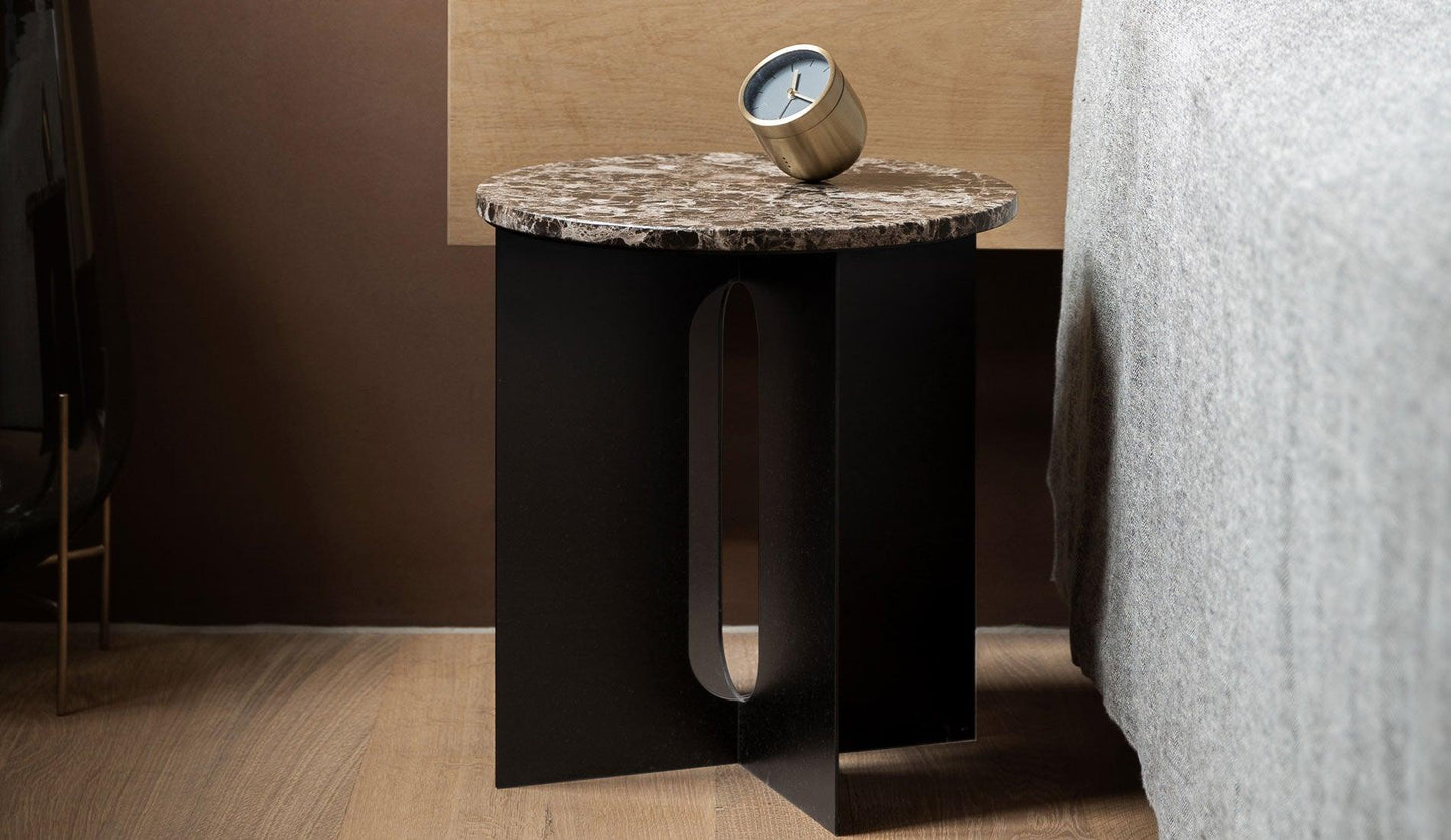 Audo Copenhagen - Audo Copenhagen Androgyne Beistelltisch Schwarz mit Marmor Tischplatte - Beistelltische - Sarto Group