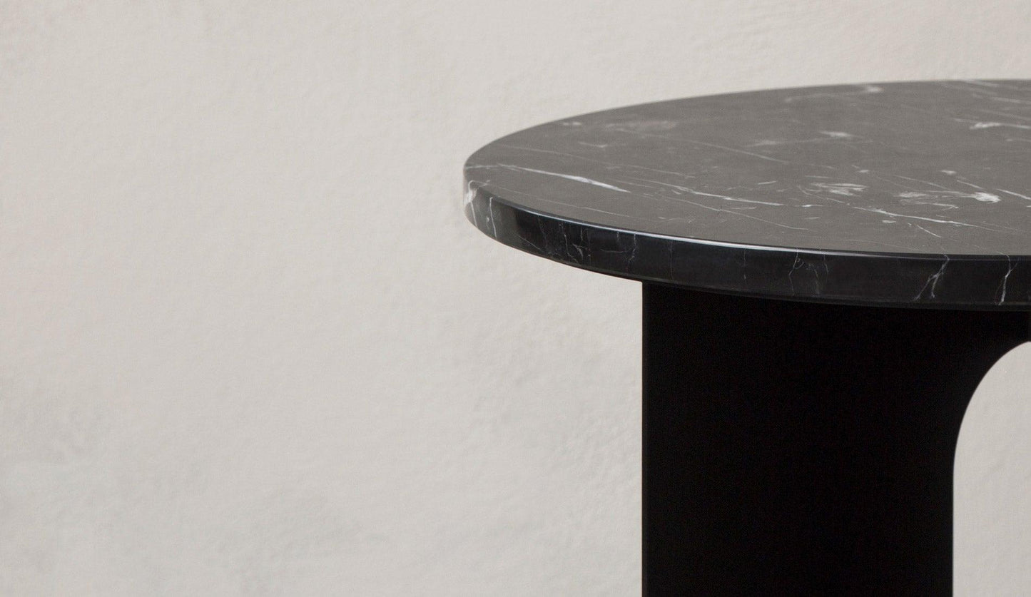 Audo Copenhagen - Audo Copenhagen Androgyne Beistelltisch Schwarz mit Marmor Tischplatte - Beistelltische - Sarto Group