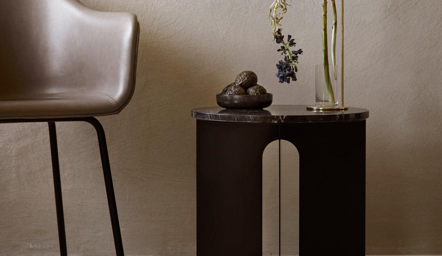 Audo Copenhagen - Audo Copenhagen Androgyne Beistelltisch Schwarz mit Marmor Tischplatte - Beistelltische - Sarto Group
