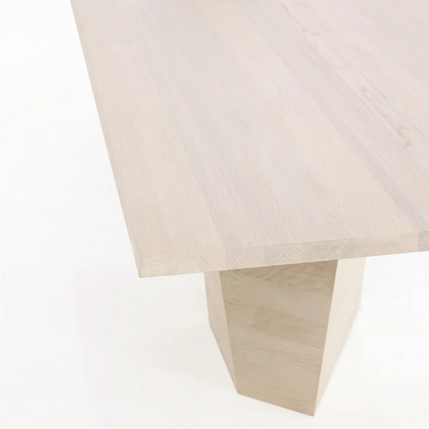 More - Varan Tisch - sarto Tailored Interiors Group