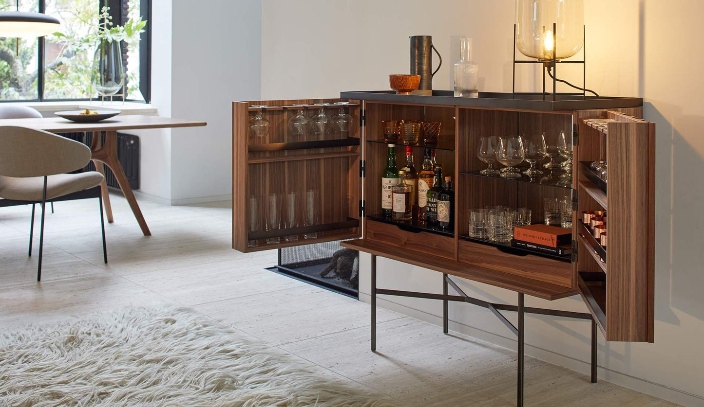 More - MORE HARRI Barschrank breit niedrig | Nussbaum - Barschränke - Sarto Group