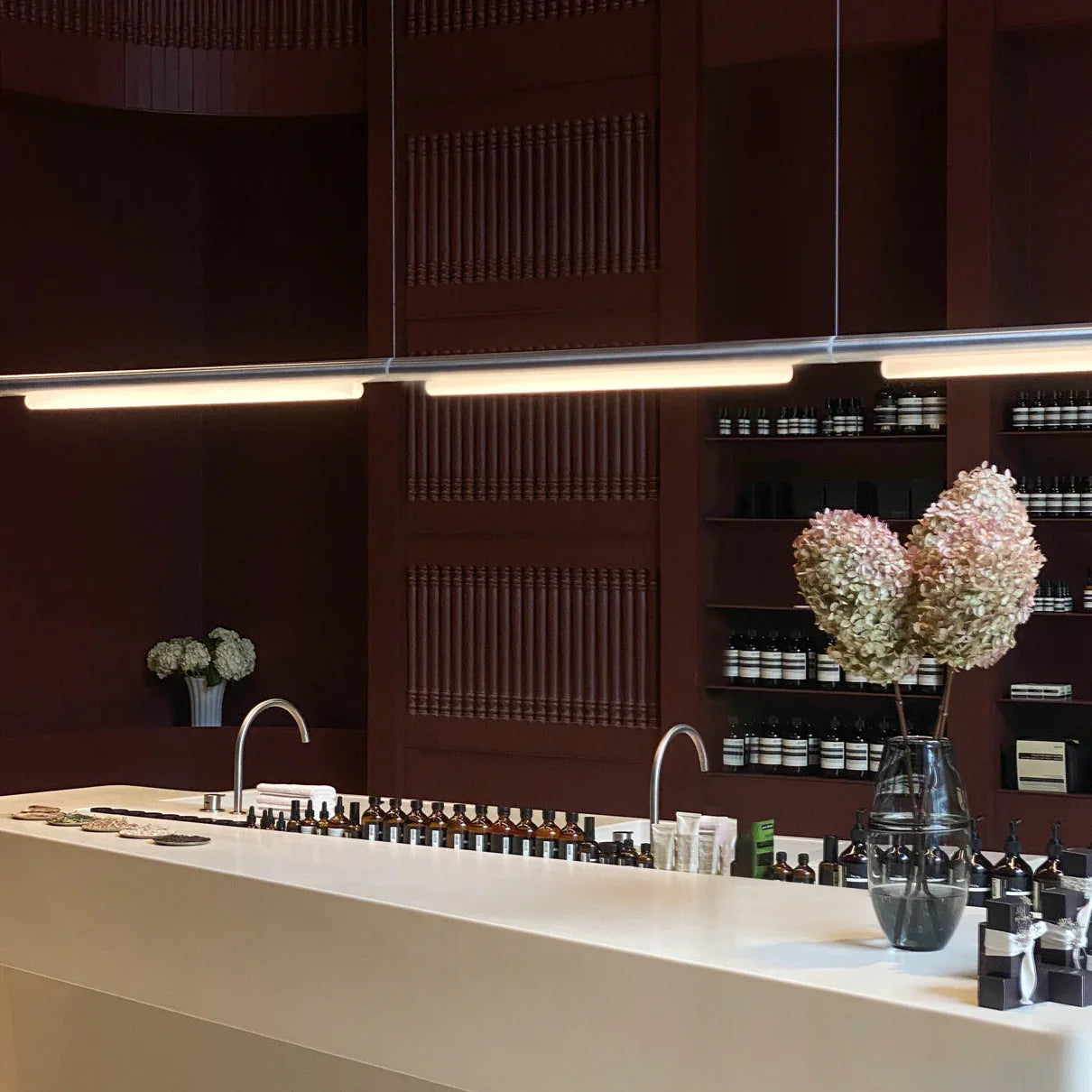 A-N-D - Pipeline linear Hängeleuchte - sarto Tailored Interiors Group