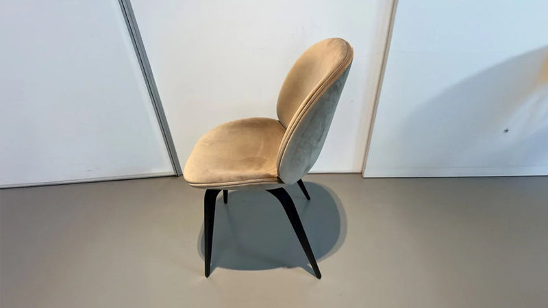 Gubi - Beetle Stuhl - sarto Tailored Interiors Group