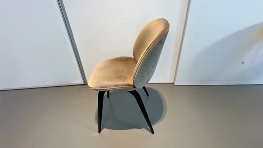 Gubi - Beetle Stuhl - sarto Tailored Interiors Group