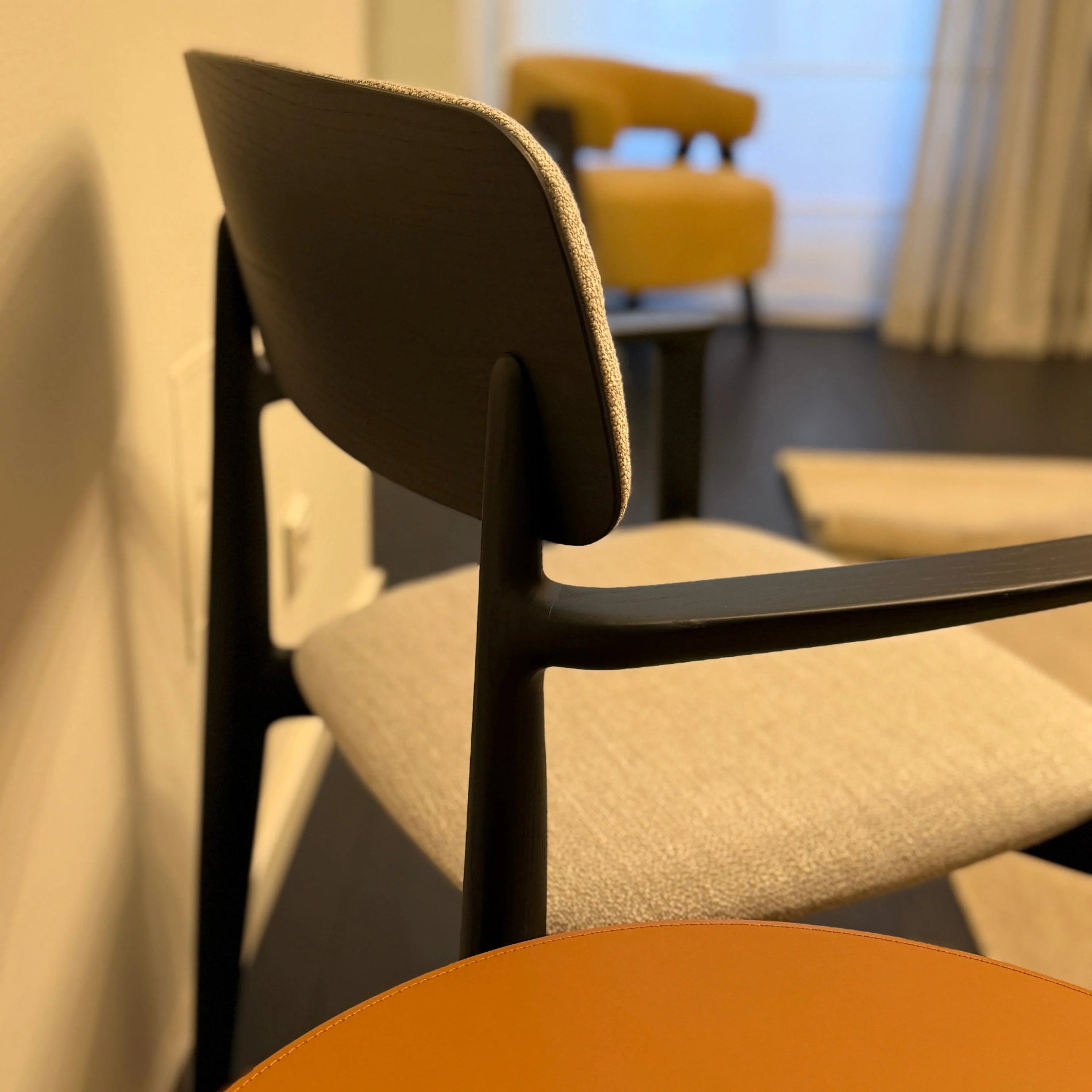 Poliform - Poliform CURVE Stuhl mit Armlehne - sarto Tailored Interiors Group