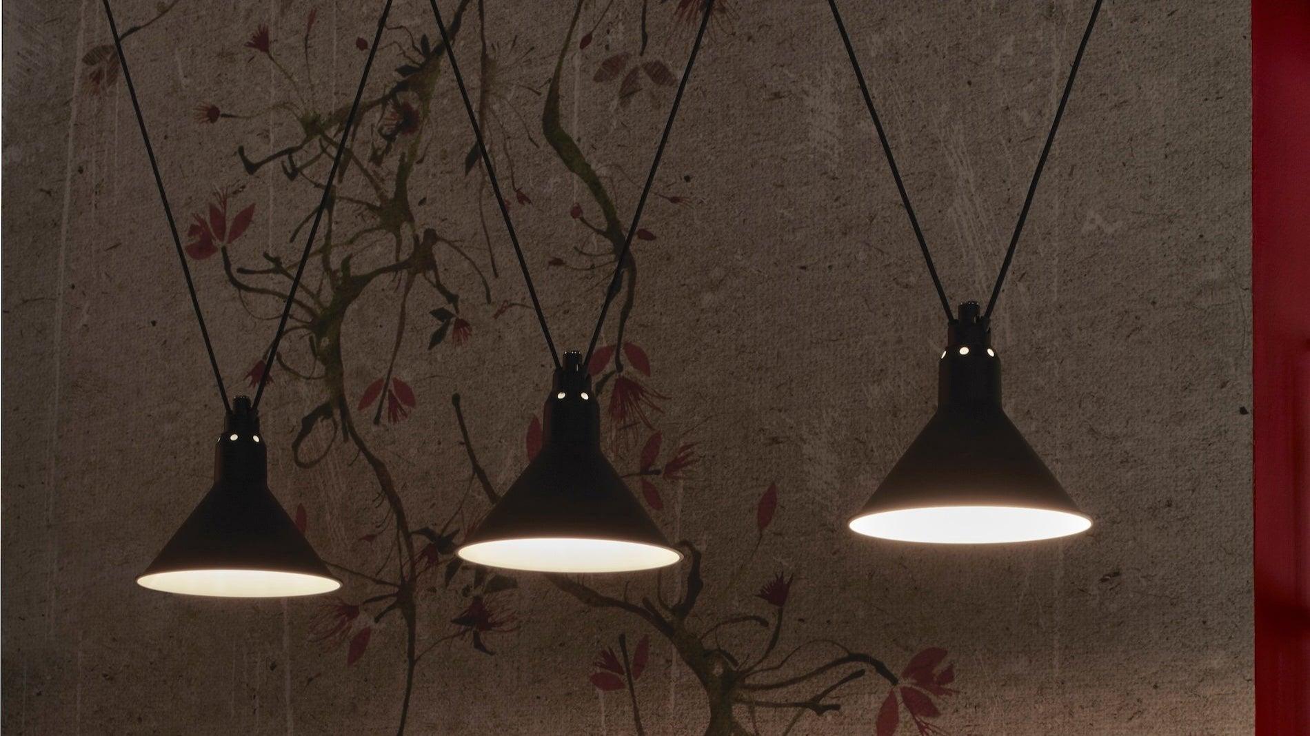 DCW éditions Paris - DCW Lampe Gras N°323 Les Acrobates Conic Schwarz - Hängeleuchten - Sarto Group