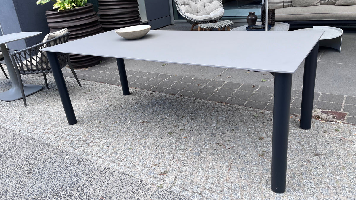 Kristalia Outdoor Bodoni Esstisch