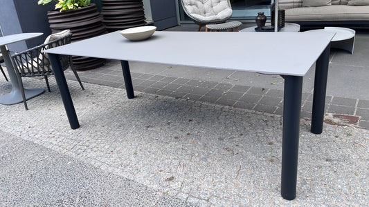 Kristalia Outdoor Bodoni Esstisch