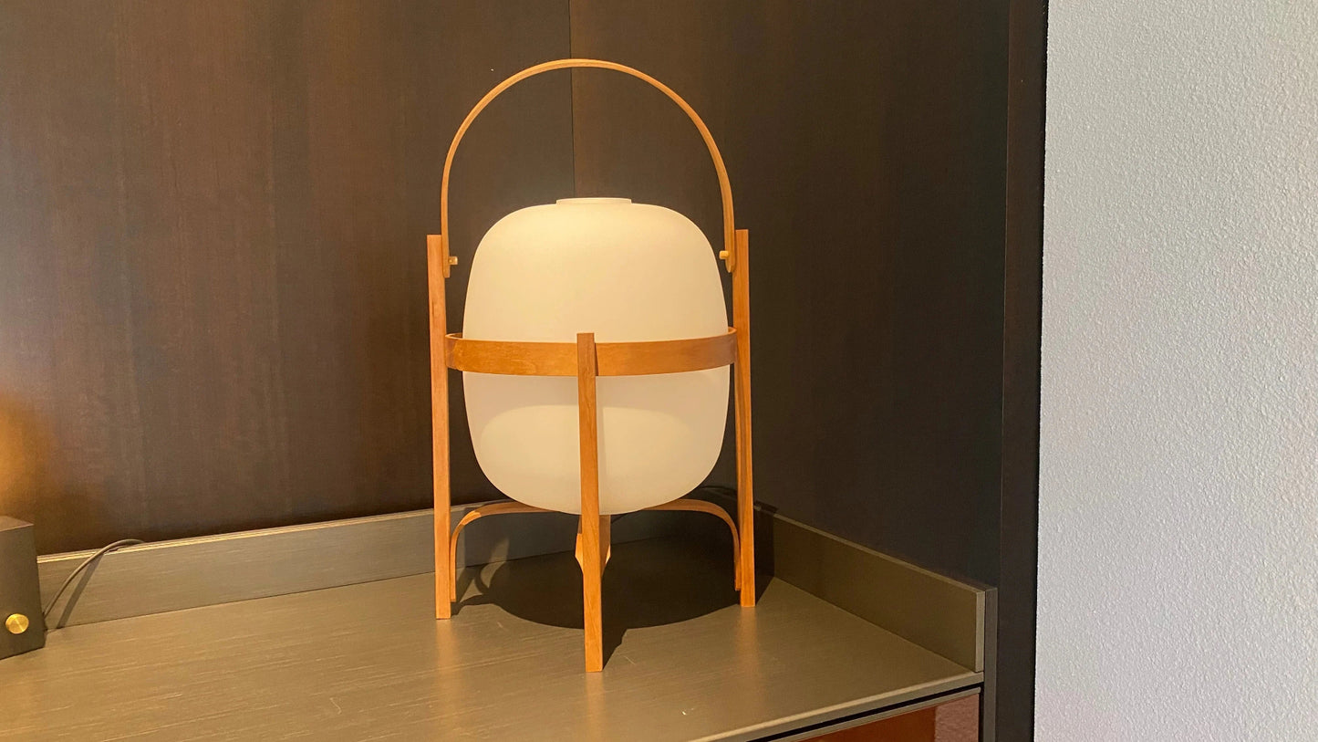 Santa & Cole -  Cesta Tisch-und Bodenleuchte - sarto Tailored Interiors Group