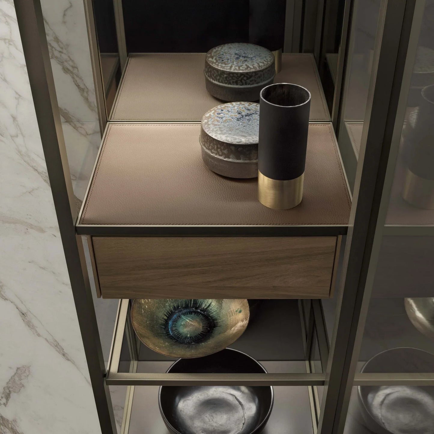 Rimadesio - ALAMBRA Hängevitrine mit LED Beleuchtung - sarto Tailored Interiors Group