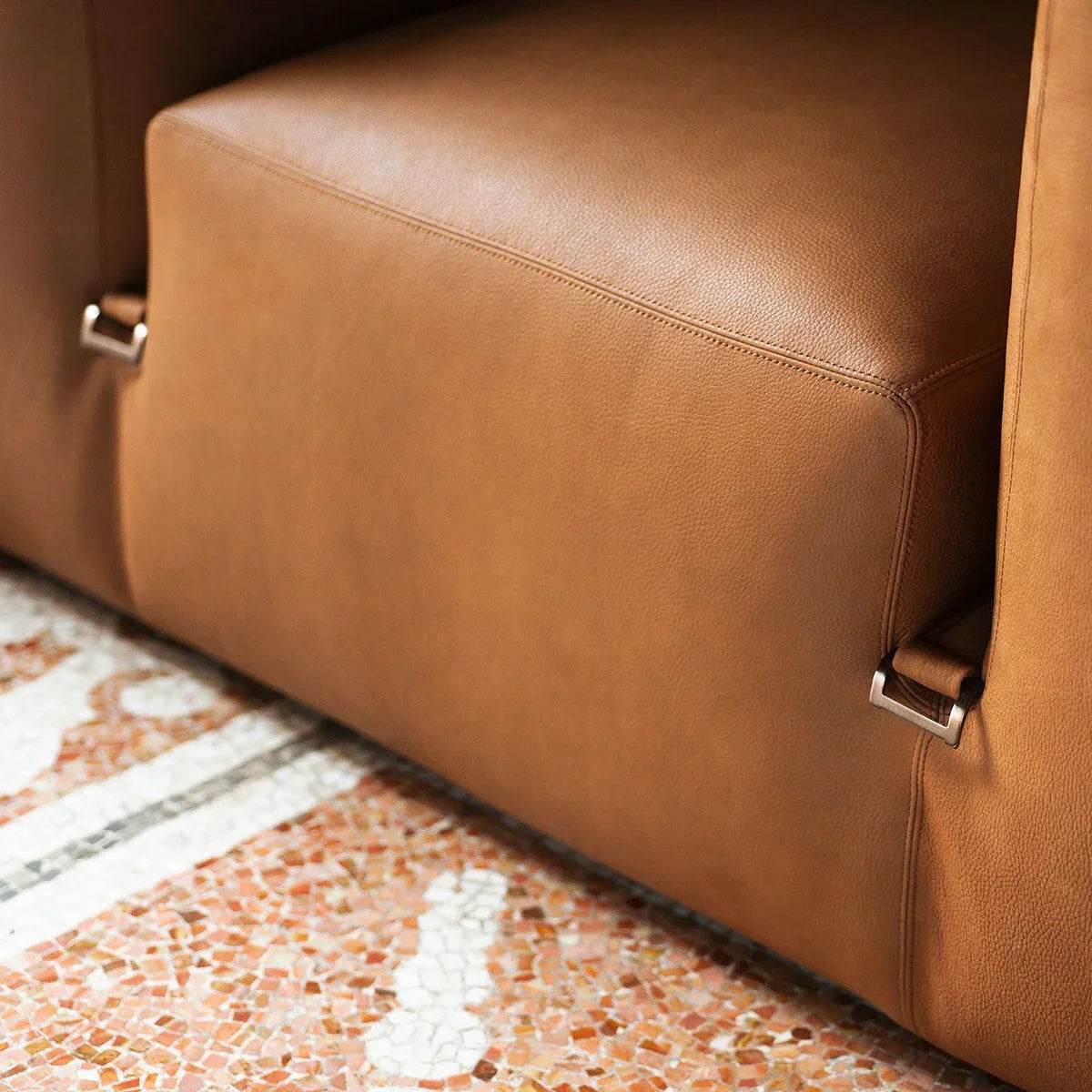 Tacchini - Le Mura Sessel - sarto Tailored Interiors Group
