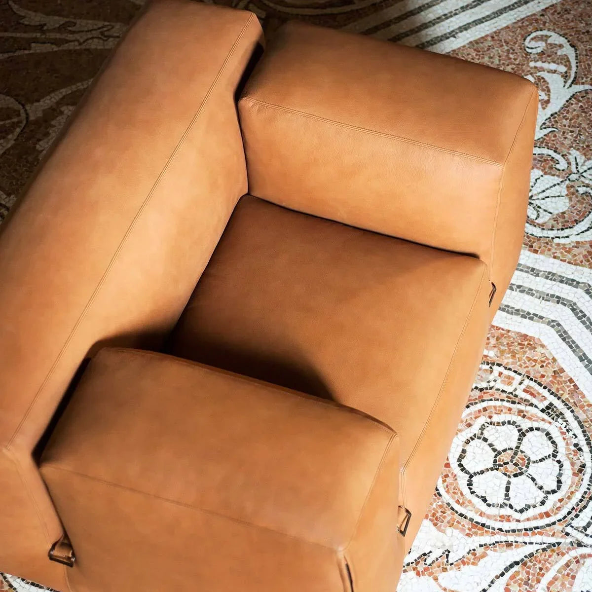 Tacchini - Le Mura Sessel - sarto Tailored Interiors Group