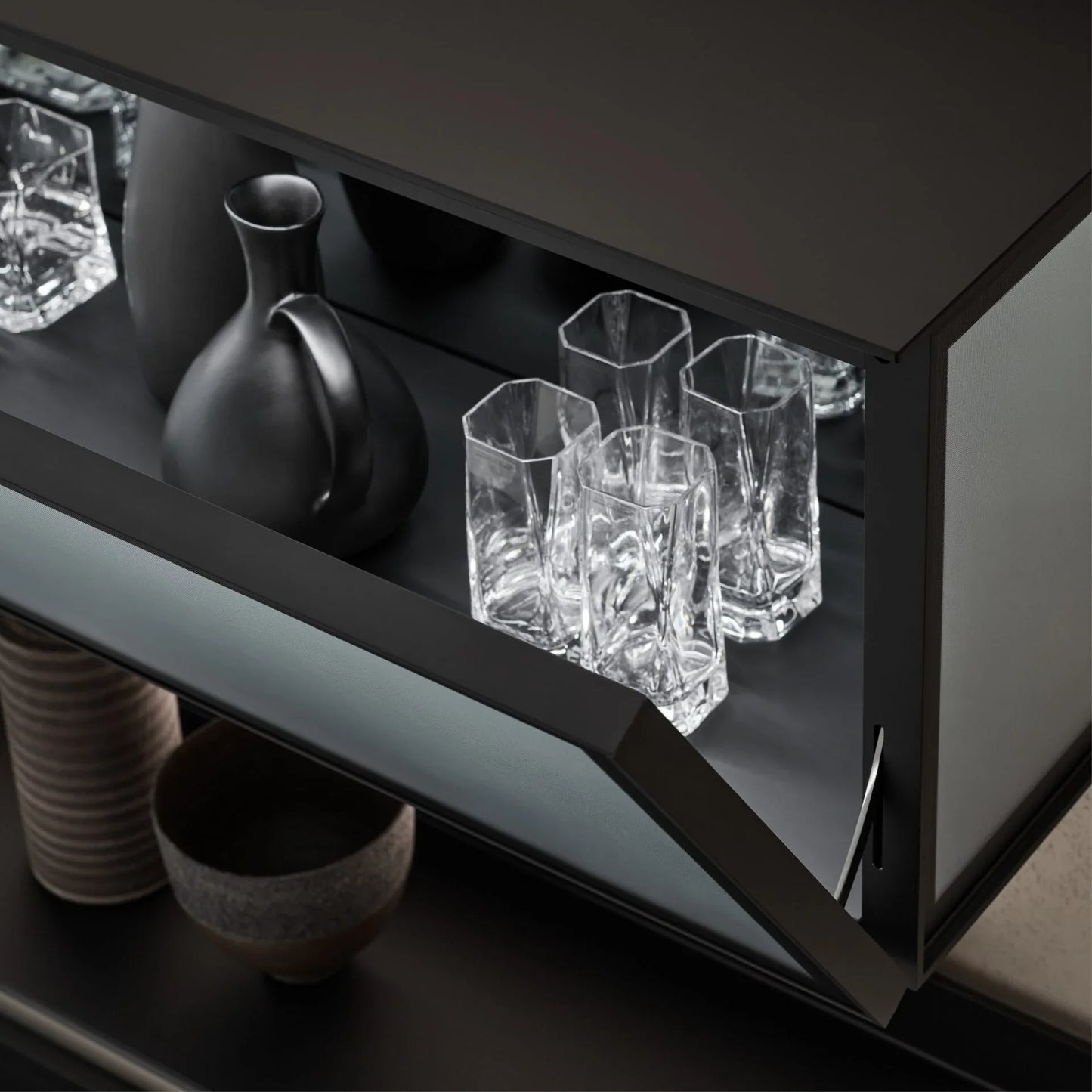 Rimadesio - ALAMBRA Hängevitrine mit LED Beleuchtung - sarto Tailored Interiors Group