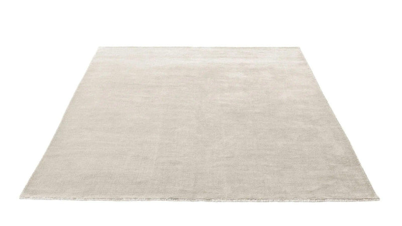 &Tradition - The Moor Teppich | AP5 + AP7 | Taubeige - sarto Tailored Interiors Group