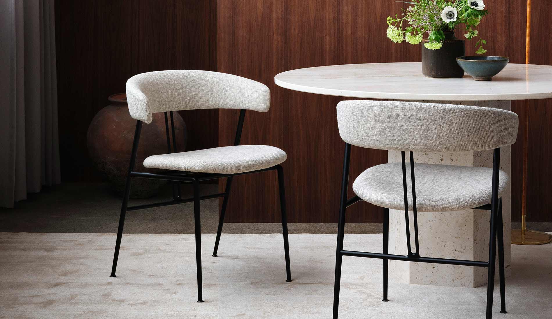 GUBI - GUBI Violin Dining Stuhl | Vollgepolstert - Stühle - Sarto Group