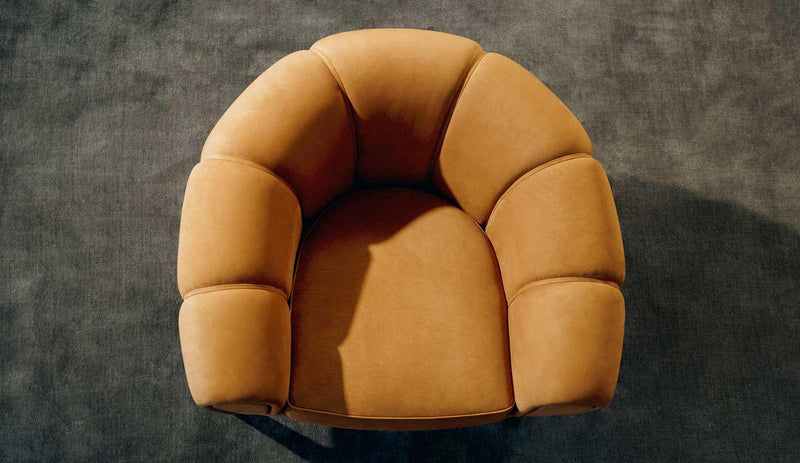 Gubi - GUBI Croissant Loungesessel | Eiche | Chamois Cuoio - sarto Tailored Interiors Group