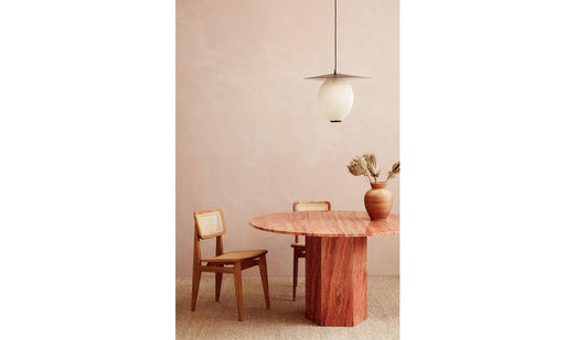 GUBI - GUBI Epic Esstisch | Burnt Red | Travertin - Esstische - Sarto Group