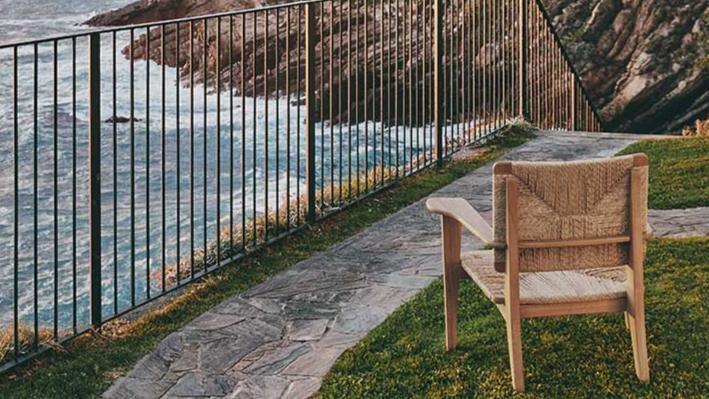 Gubi - GUBI F-Chair Outdoor Loungesessel | Natur Teak - sarto Tailored Interiors Group