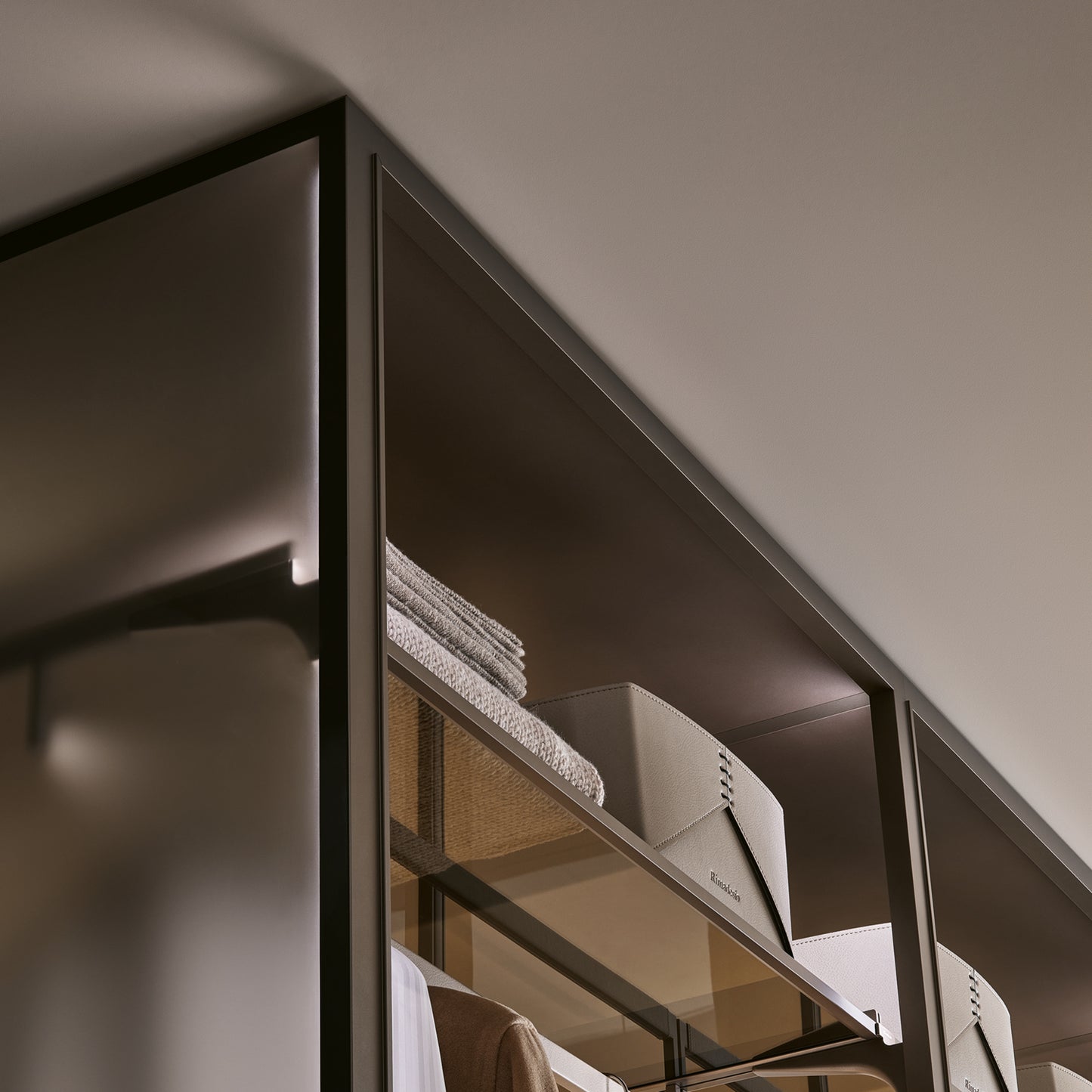 COVER OPEN Schrank