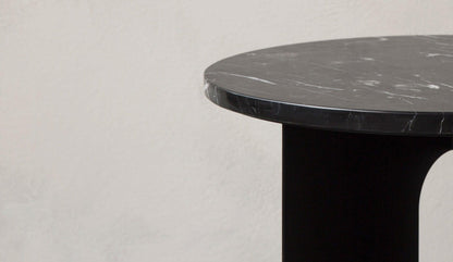 Audo Copenhagen - Audo Copenhagen Androgyne Beistelltisch Schwarz mit Marmor Tischplatte - Beistelltische - Sarto Group