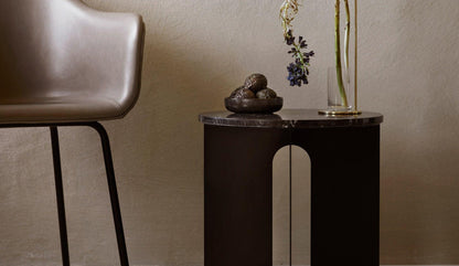 Audo Copenhagen - Audo Copenhagen Androgyne Beistelltisch Schwarz mit Marmor Tischplatte - Beistelltische - Sarto Group