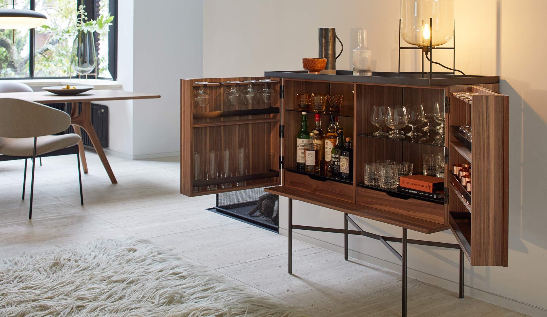 More - MORE HARRI Barschrank breit niedrig | Nussbaum - Barschränke - Sarto Group