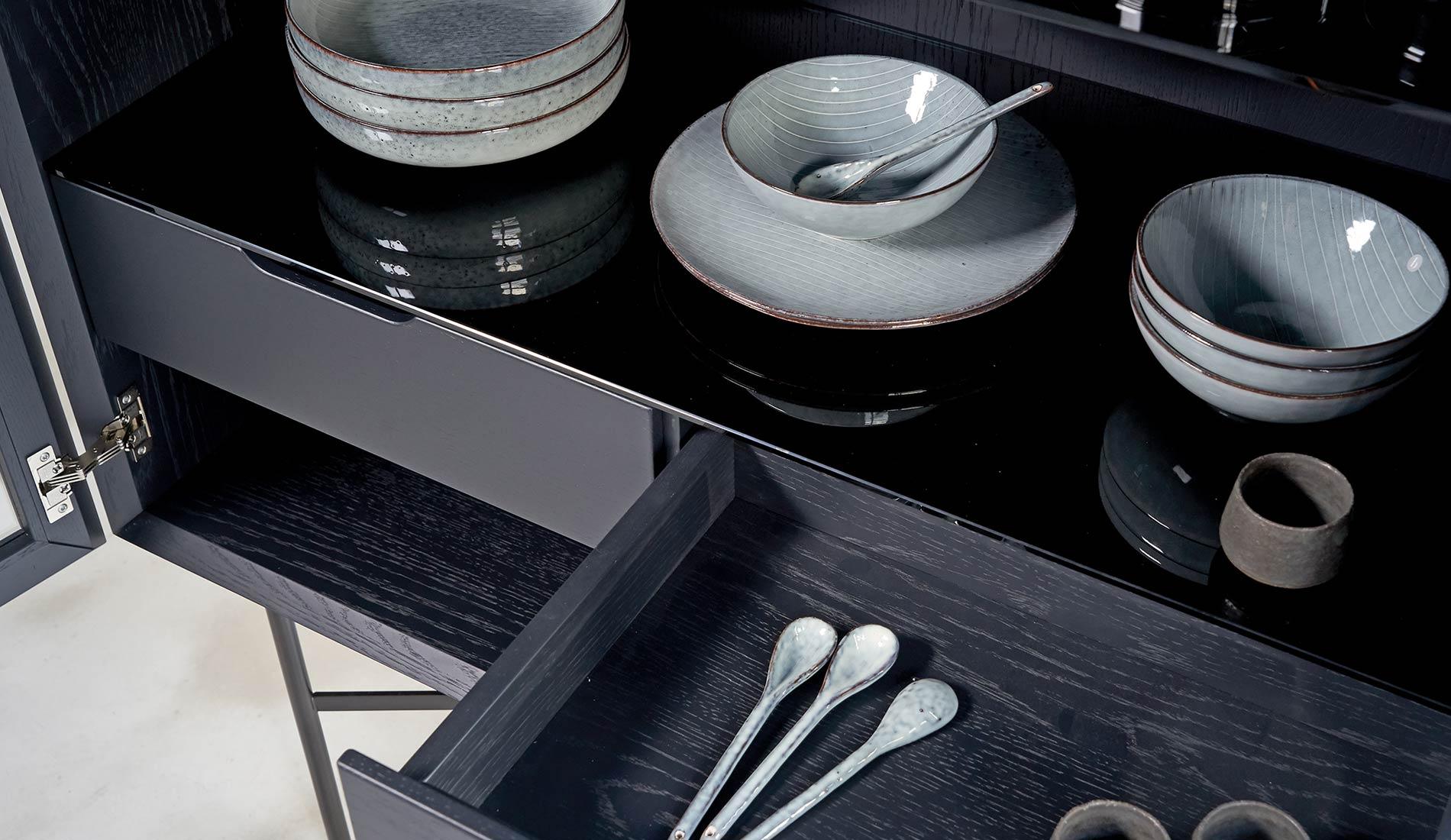 More - MORE HARRI Vitrine | Eiche wengefarben mattlackiert - Vitrinen - Sarto Group