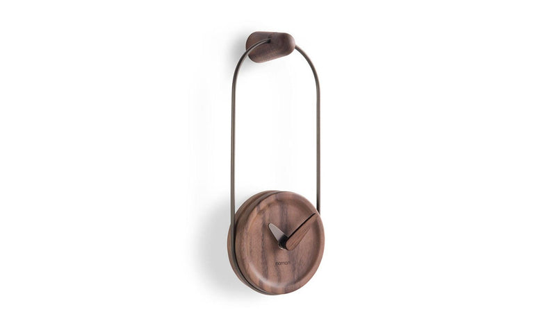 Nomon - Nomon Micro Eslabon Wanduhr | Nussbaum - Graphit - sarto Tailored Interiors Group