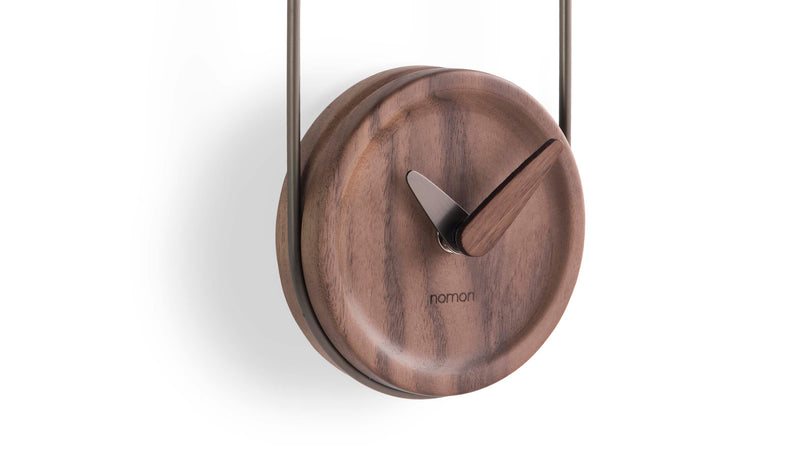 Nomon - Nomon Micro Eslabon Wanduhr | Nussbaum - Graphit - sarto Tailored Interiors