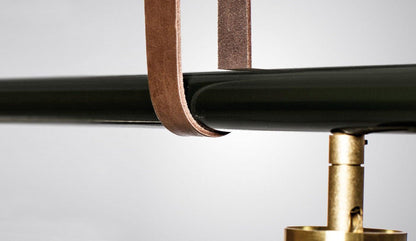Rubn - Rubn Long John 5 Hängeleuchte - Schwarz/Messing - Leder Braun - 2,5 m - Hängeleuchten - Sarto Group