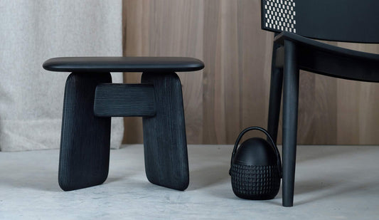 Zanat - Zanat Stonehenge Hocker | Ahorn schwarz - sarto Tailored Interiors Group